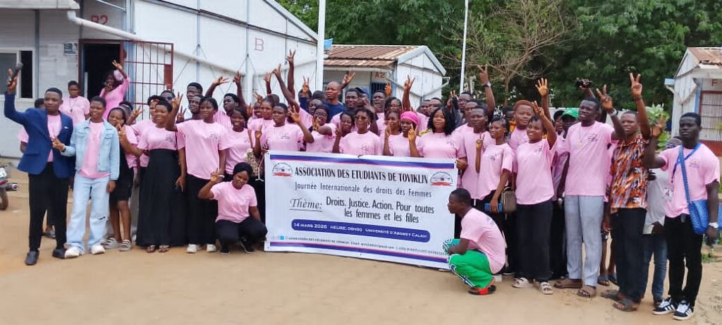 JIF 2026 à l’UAC : He Egy Kohonou SOSSOU et la Reine ADJIGNON NATABOU derrière l’Association des Étudiants de Toviklin AET pour célébrer le leadership féminin