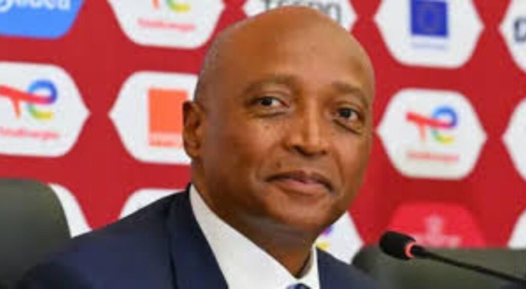 CAF : Motsepe en mission sensible à Dakar pour désamorcer la crise