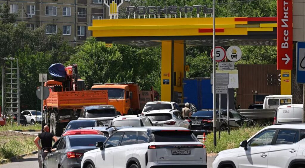 Russie : Les pénuries de carburant s’étendent, le Kremlin cherche des solutions