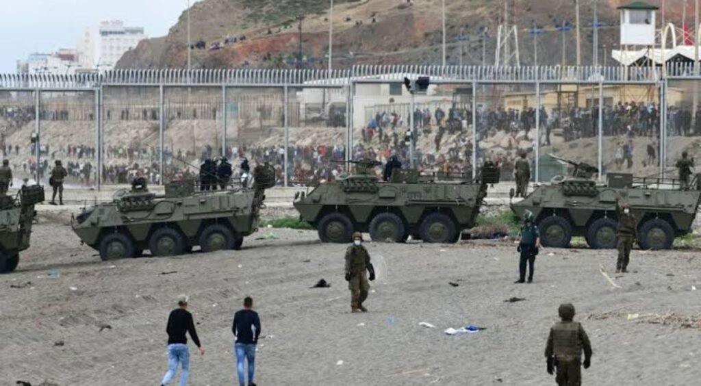 Ceuta : L’Espagne ferme la frontière et déploie l’armée après un afflux de migrants