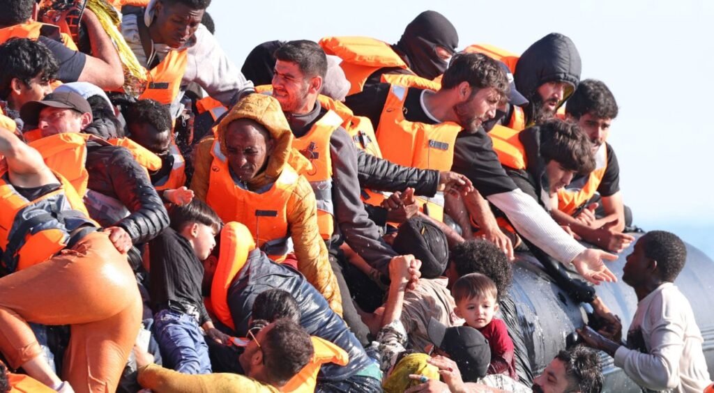 Manche : 157 migrants secourus après l’incendie de leur embarcation