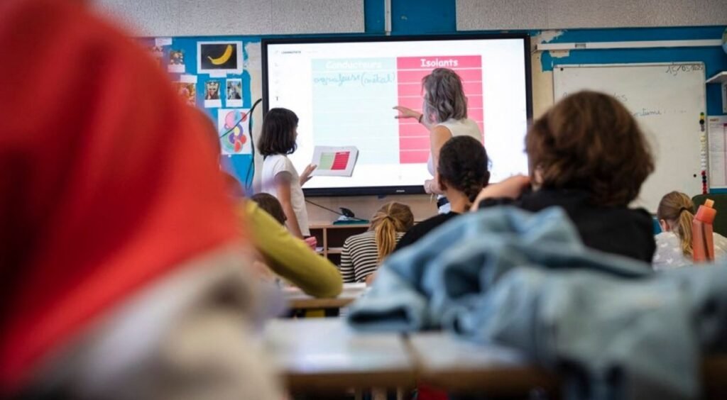 En France, le salaire des enseignants fait débat à la rentrée