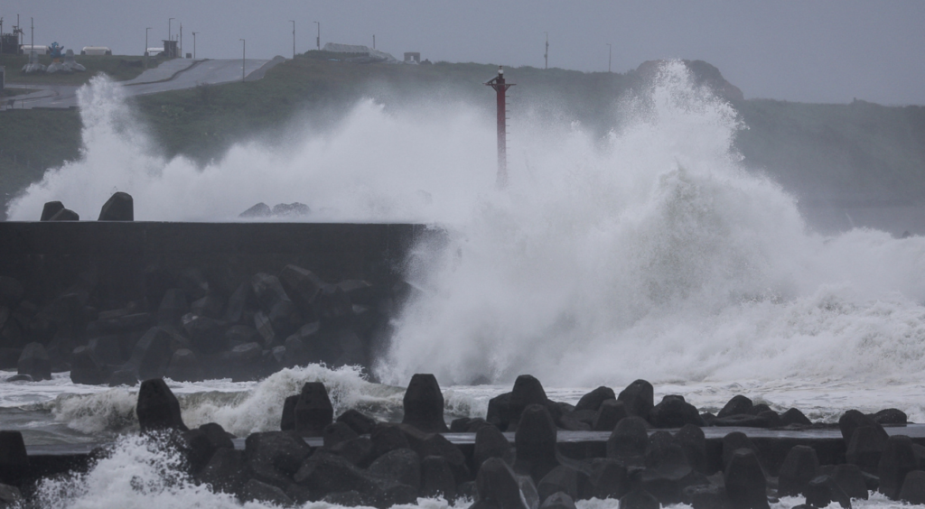 Tempête Austen : 161 000 foyers sans électricité